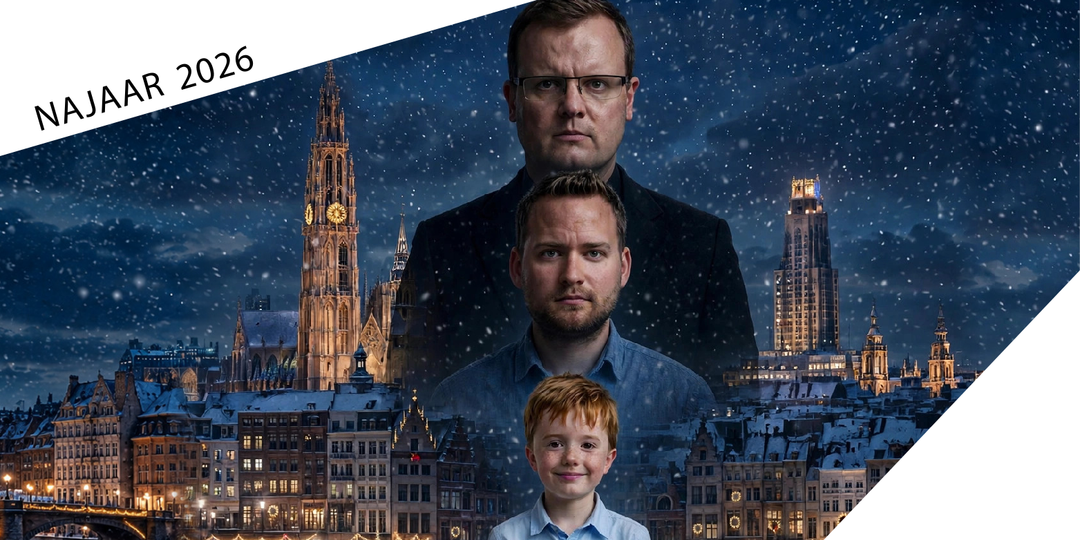 Promobeeld van 'A Queer Christmas Carol'.
			  Het beeld toont een nachtelijke skyline van Antwerpen,
			  met vooraan de stadslichtjes die reflecteren op het water van de Schelde
			  en achteraan de Onze-Lieve-Vrouwekathedraal en de Boerentoren
			  tegen een donkerblauwe nachthemel vol sneeuwvlokjes. De daken van de huizen zijn besneeuwd.
			  Op de voorgrond in het midden zien we driemaal het hoofdpersonage Scrooge,
			  telkens een torso die naar beneden toe vervaagt en opgaat in de achtergrond.
			  Van boven naar onder zien we eerst de Scrooge uit het heden:
			  een wat oudere, zuur kijkende man, strak in het pak.
			  Daaronder zien we een volwassen, maar jongere Scrooge:
			  hij kijkt serieus en een beetje bezorgd en draagt een eenvoudig blauw hemd.
			  Onderaan zien we Scrooge als kind:
			  Een onschuldige, magere jongen met sproeten, met een voorzichtige glimlach op de lippen.
			  Hij draagt een lichtblauw hemd.